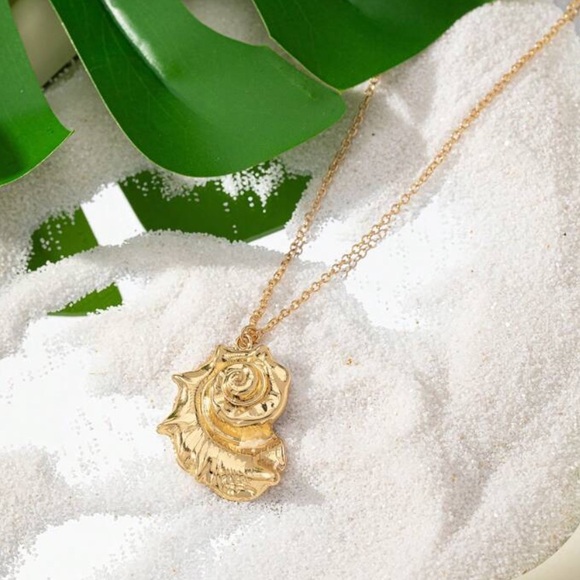 Golden Shell Necklace - Picture 6 of 7